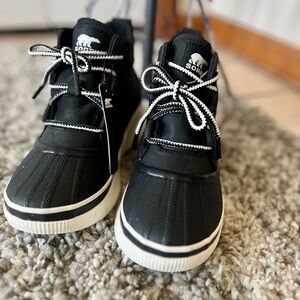 Sorel Womens Out N About IV Classic Waterproof Boots White/Black Size 6 NEW